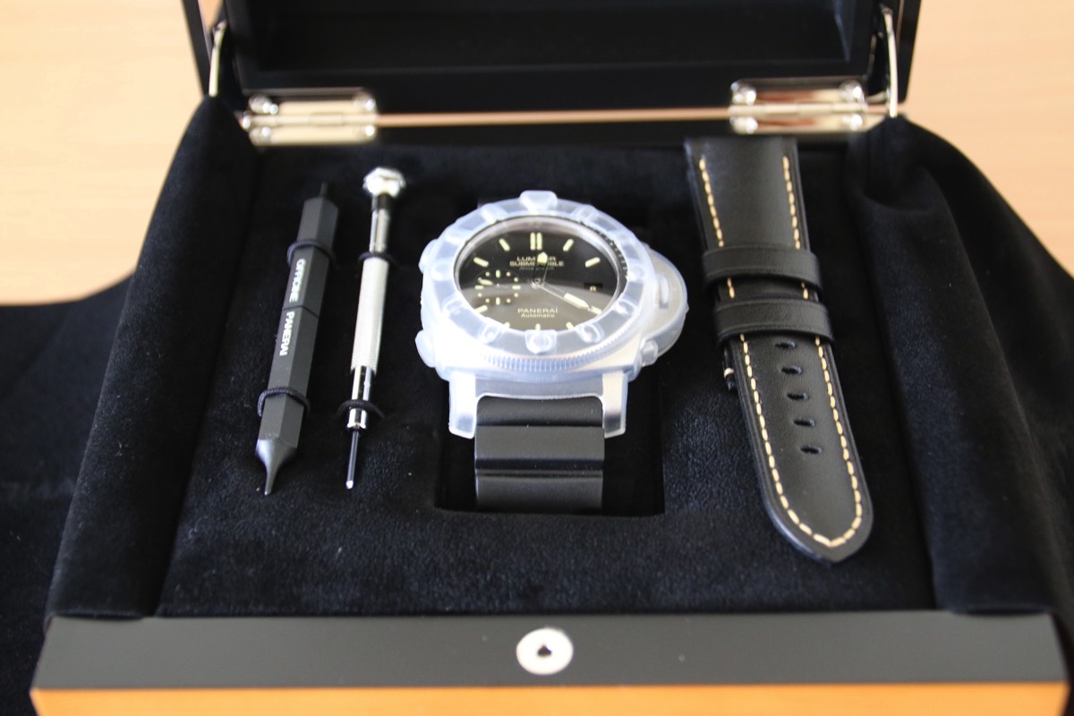 The set, strap change tool, screwdriver , PAM00389 and extra leather strap